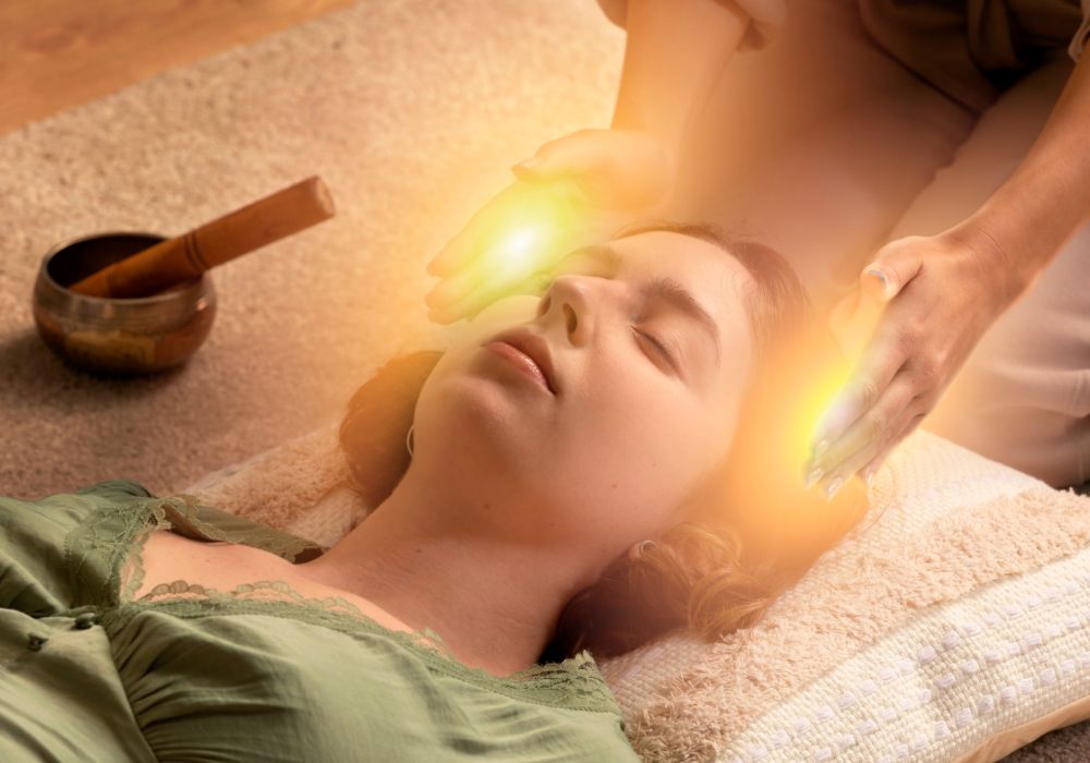 Massagem terapêutica para relaxamento e alívio do estresse - Na imagem vemos a modelo relaxada recebendo uma massagem na face.
